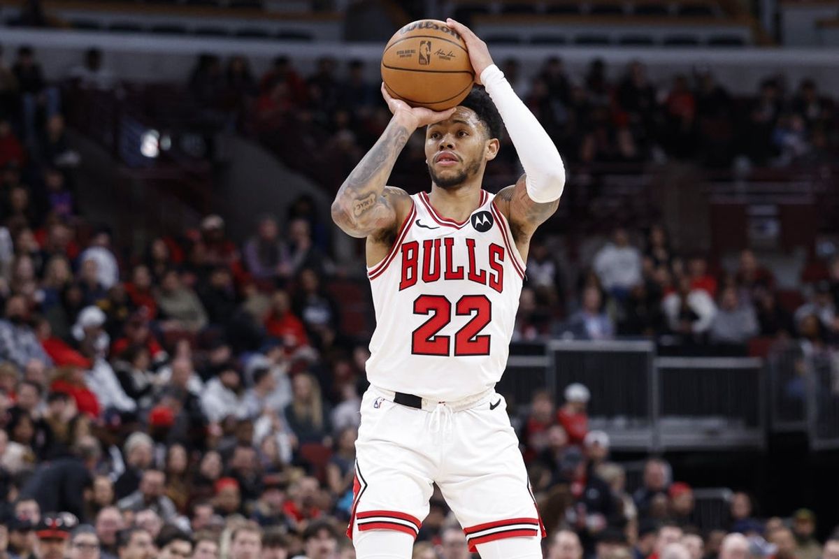 19 de fevereiro de 2026; Chicago, Illinois, EUA; A armadora do Chicago Bulls, Anfernee Simons (22), arremessa contra o Toronto Raptors durante o segundo tempo no United Center. Crédito obrigatório: Kamil Krzaczynski-Imagn Images