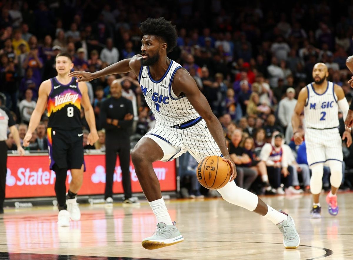 21 de fevereiro de 2026; Phoenix, Arizona, EUA; O atacante do Orlando Magic, Jonathan Isaac (1), contra o Phoenix Suns no Mortgage Matchup Center. Crédito obrigatório: Mark J. Rebilas-Imagn Images