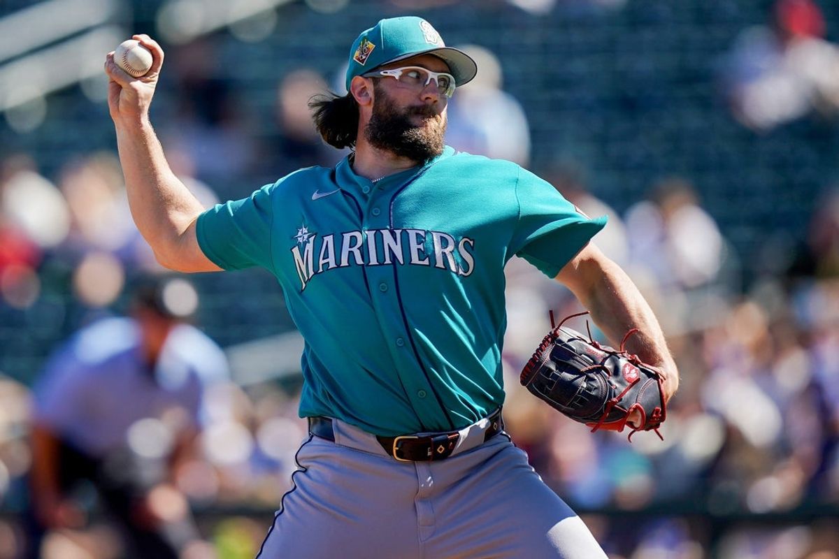 O arremessador do Seattle Mariners, Randy Dobnak (67), lança um arremesso no primeiro turno de um jogo da Cactus League entre o Cincinnati Reds e o Seattle Mariners, domingo, 22 de fevereiro de 2026, no Goodyear Ballpark em Goodyear, Arizona.