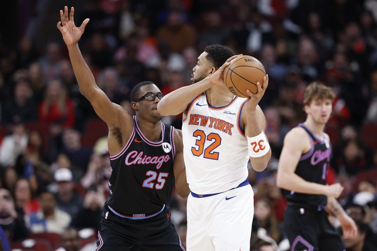 Feb 22, 2026; Chicago, Illinois, USA; New York Knicks center Karl-Anthony Towns (32) is defended by Chicago Bulls forward Jalen Smith (25) during the first half at United Center. Mandatory Credit: Kamil Krzaczynski-Imagn Images