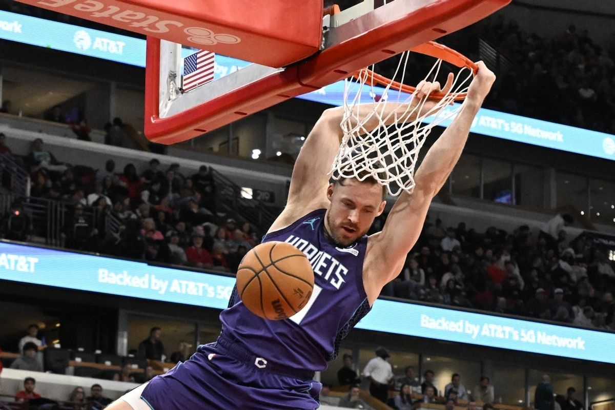 Feb 24, 2026; Chicago, Illinois, USA; Charlotte Hornets guard Pat Connaughton (21) dunks against the Chicago Bulls during the first half at United Center. Mandatory Credit: Matt Marton-Imagn Images
