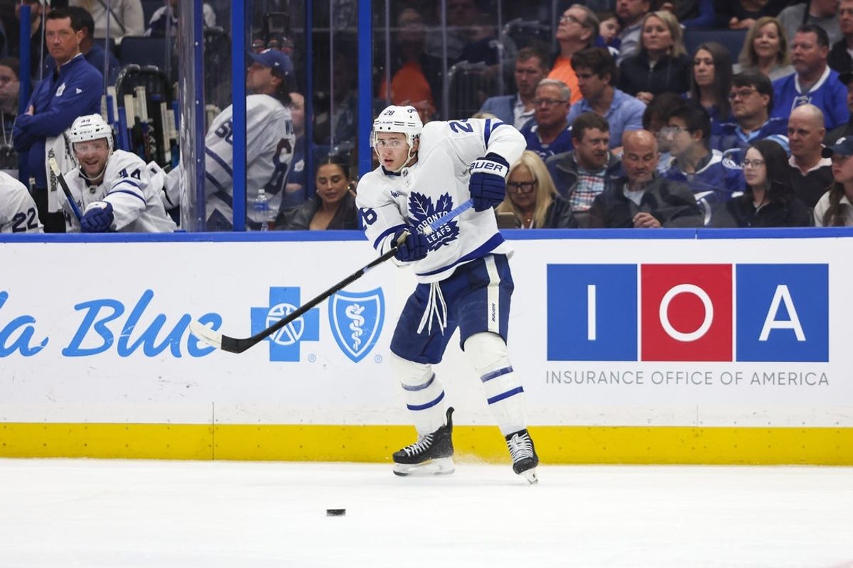 25 de fevereiro de 2026; Tampa, Flórida, EUA; O defensor do Toronto Maple Leafs, Troy Stecher (28), passa o disco contra o Tampa Bay Lightning durante o terceiro período na Benchmark International Arena. Crédito obrigatório: Morgan Tencza-Imagn Images