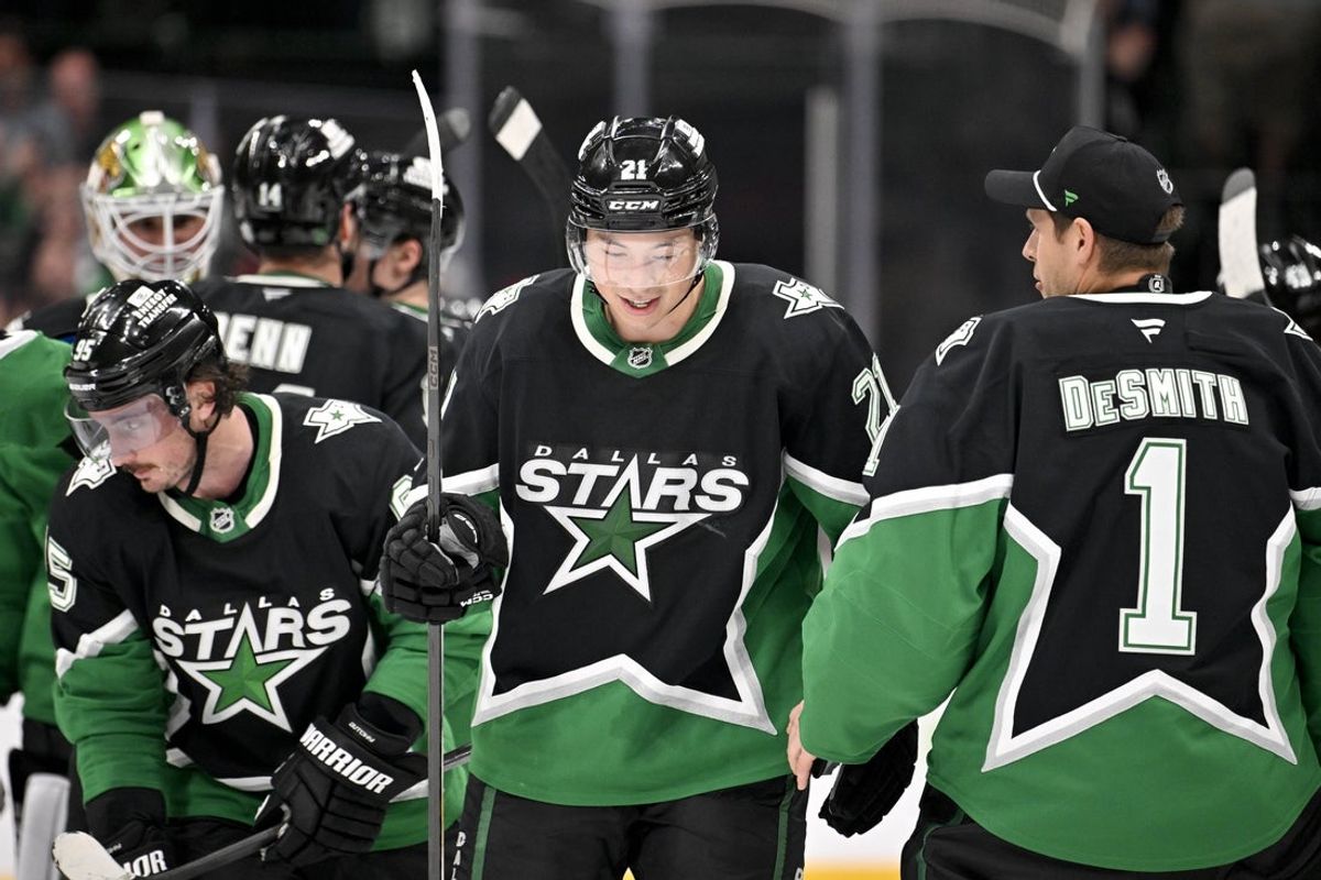 Feb 28, 2026; Dallas, Texas, USA; Dallas Stars left wing Jason Robertson (21) celebrates with his teammates after he scores the game winning goal against the Nashville Predators during the overtime period at the American Airlines Center. Mandatory Credit: Jerome Miron-Imagn Images