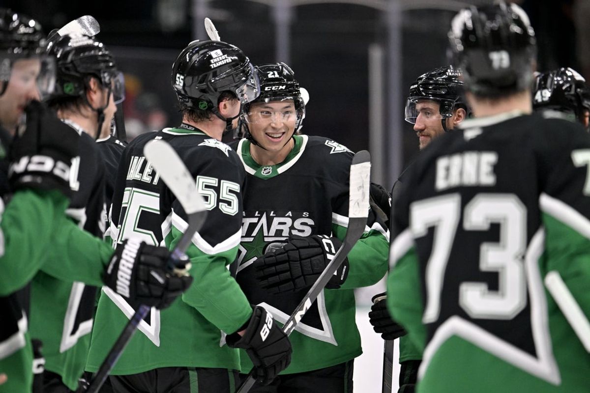 Feb 28, 2026; Dallas, Texas, USA; Dallas Stars left wing Jason Robertson (21) celebrates with his teammates after he scores the game winning goal against the Nashville Predators during the overtime period at the American Airlines Center. Mandatory Credit: Jerome Miron-Imagn Images