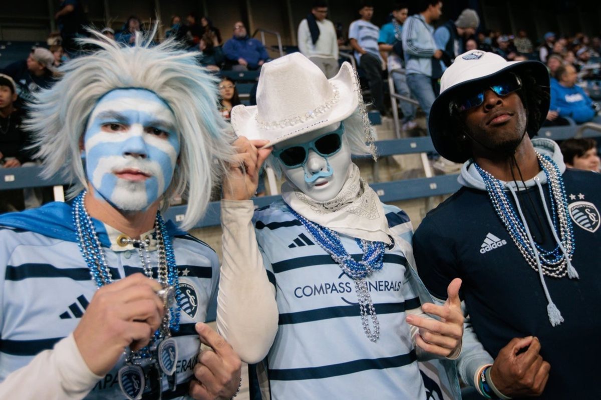 28 de fevereiro de 2026; Cidade de Kansas, Kansas, EUA; Torcedores do Sporting Kansas City durante o jogo contra o Columbus Crew no Children's Mercy Park. Crédito obrigatório: William Purnell-Imagn Images