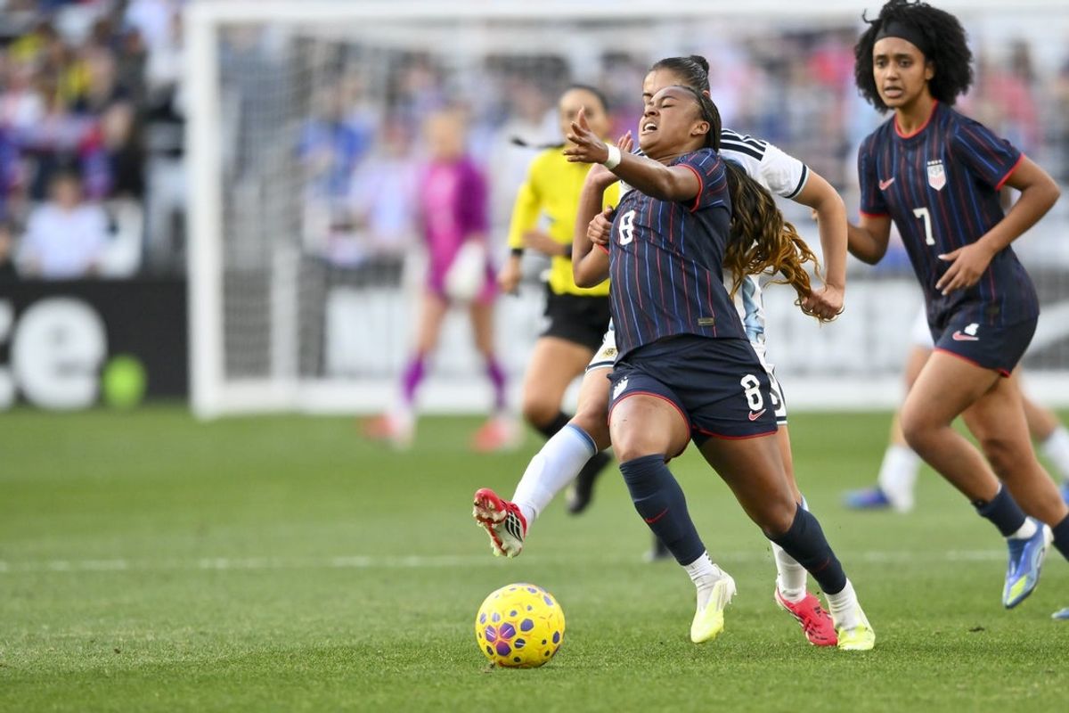 Mar 1, 2026; Nashville, Tennessee, USA; Argentina defender Evelyn Dominguez (16) grabs the hair of United States midfielder Jaedyn Shaw (8) during the first half at GEODIS Park. Mandatory Credit: Steve Roberts-Imagn Images