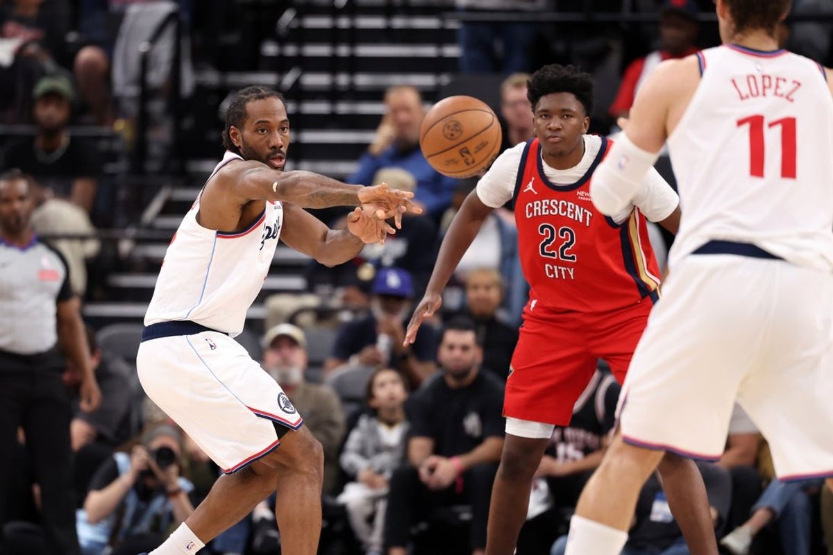 Mar 1, 2026; Inglewood, California, USA;  Los Angeles Clippers forward Kawhi Leonard (2) passes the ball to center Brook Lopez (11) during the second half against the New Orleans Pelicans at Intuit Dome. Mandatory Credit: Kiyoshi Mio-Imagn Images