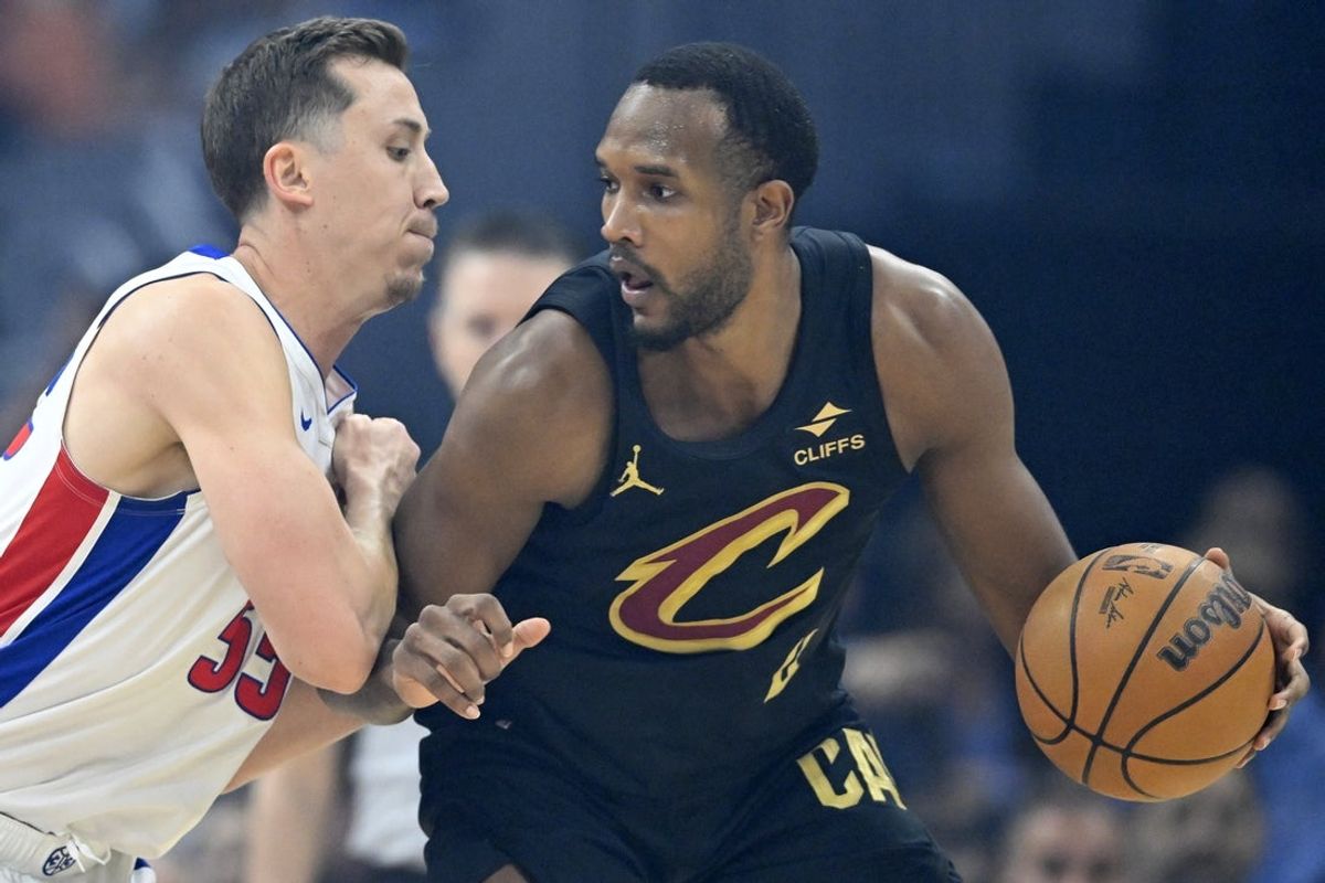 Mar 3, 2026; Cleveland, Ohio, USA; Detroit Pistons forward Duncan Robinson (55) defends Cleveland Cavaliers center Evan Mobley (4) in the first quarter at Rocket Arena. Mandatory Credit: David Richard-Imagn Images