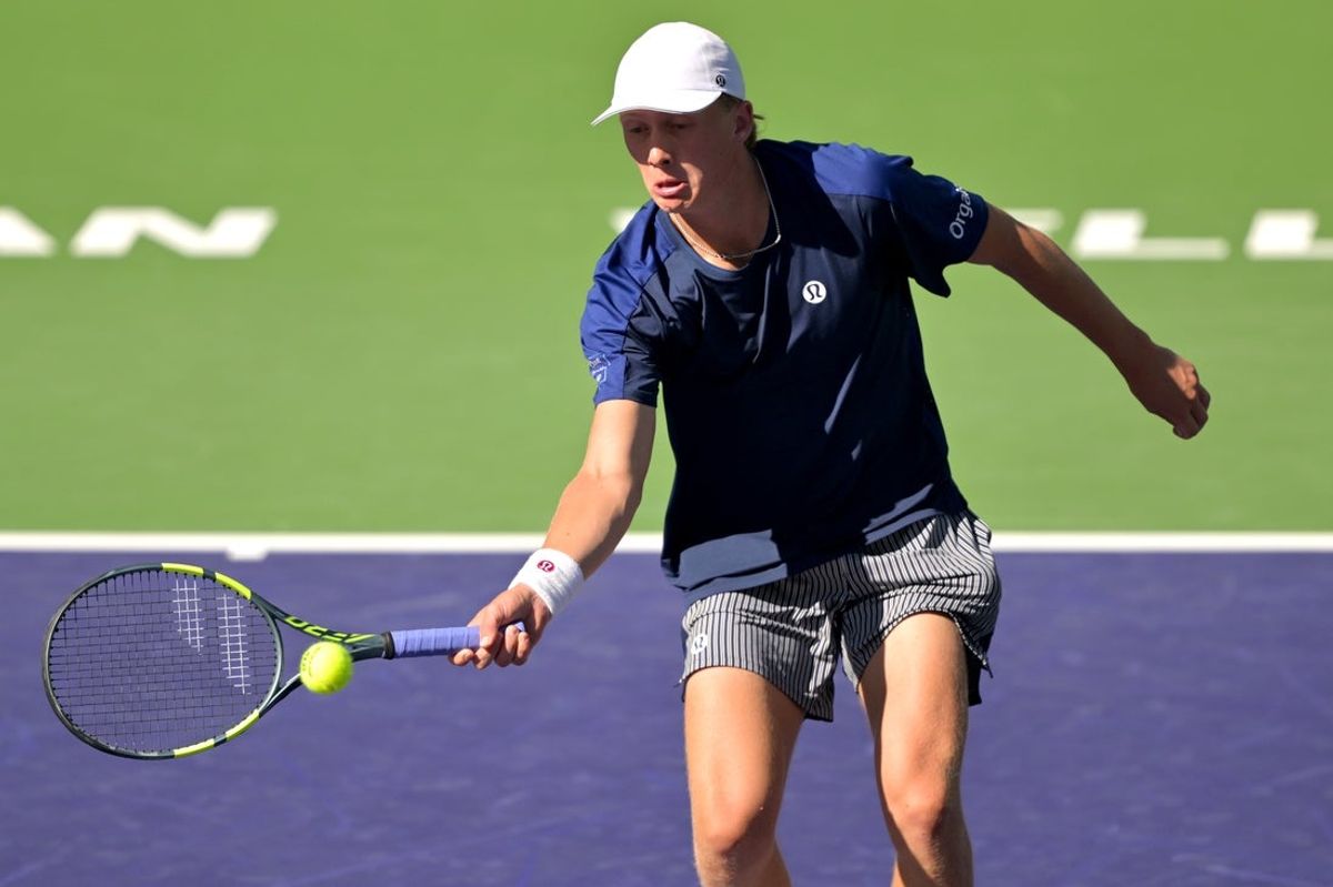 4 de março de 2026; Indian Wells, CA, EUA; Ethan Quinn (EUA) acerta um chute em sua partida de primeira rodada contra Riley Opelka (EUA) durante o BNP Paribas Open no Indian Wells Tennis Garden. Crédito obrigatório: Jayne Kamin-Oncea-Imagn Images