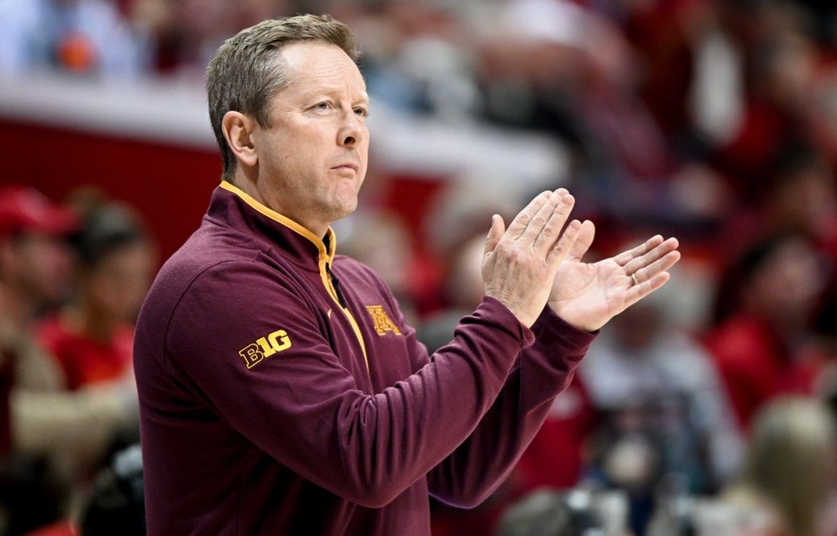 Mar 4, 2026; Bloomington, Indiana, USA; Minnesota Golden Gophers head coach Niko Medved claps his hands against the Indiana Hoosiers during the first half at Simon Skjodt Assembly Hall. Mandatory Credit: Robert Goddin-Imagn Images
