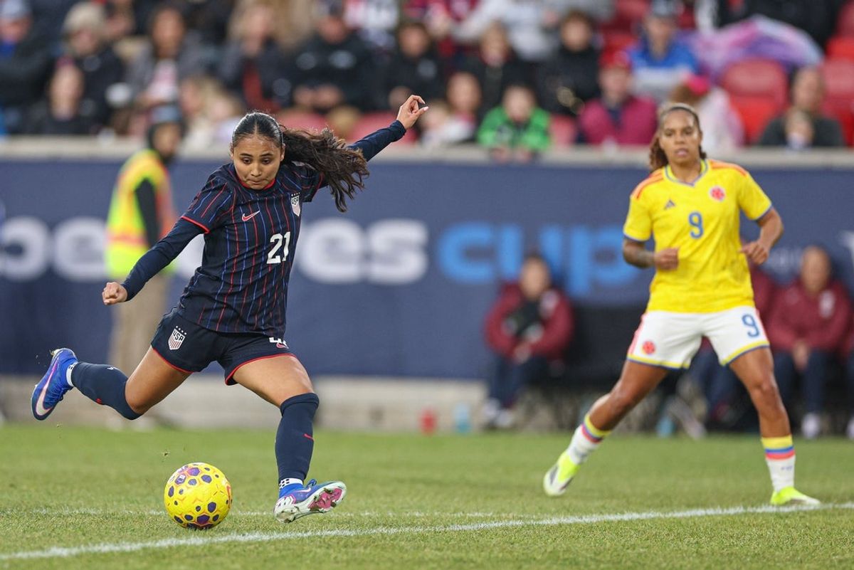 Mar 7, 2026; Harrison, New Jersey, USA; United States forward Alyssa Thompson (21) scores a goal in front of Colombia midfielder Gisela Robledo (9) during the second half at Sports Illustrated Stadium. Mandatory Credit: Vincent Carchietta-Imagn Images