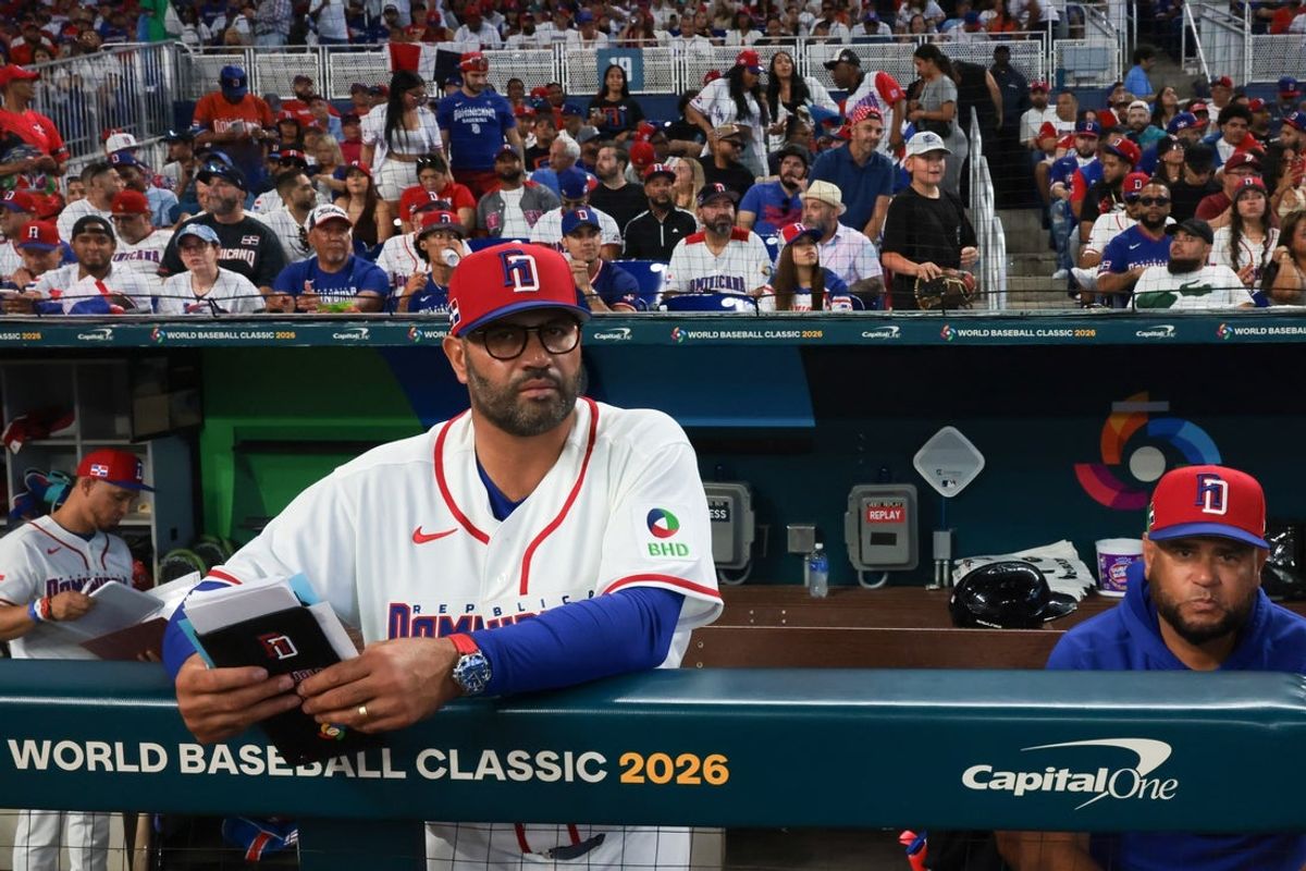 8 de março de 2026; Miami, Flórida, Estados Unidos; O técnico da República Dominicana, Albert Pujols (5), assiste do banco de reservas contra a Holanda durante a sexta entrada no LoDepot Park. Crédito obrigatório: Sam Navarro-Imagn Images