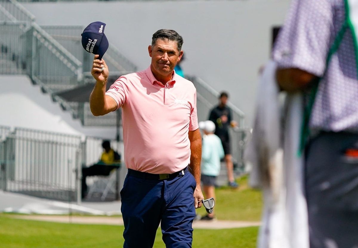 Padraig Harrington acknowledges the crowd on the 18th green during the final round of the James Hardie Pro Football Hall of Fame Invitational at The Old Course at Broken Sound Club on Sunday, March 8, 2026, in Boca Raton, FL.