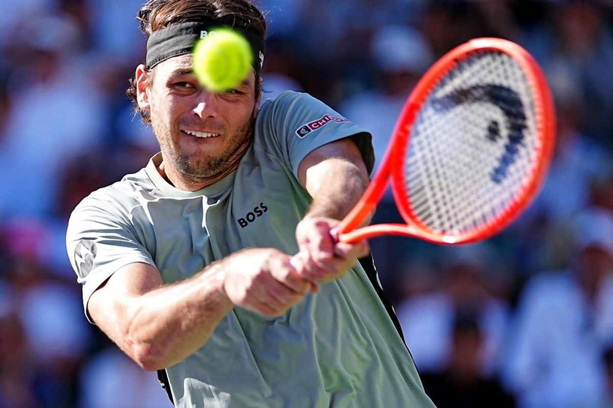 Taylor Fritz retorna para Alex Michelsen em sua partida da terceira rodada do BNP Paribas Open no Estádio 2 no Indian Wells Tennis Garden em Indian Wells, Califórnia, na segunda-feira, 9 de março de 2026. Michelsen venceu.