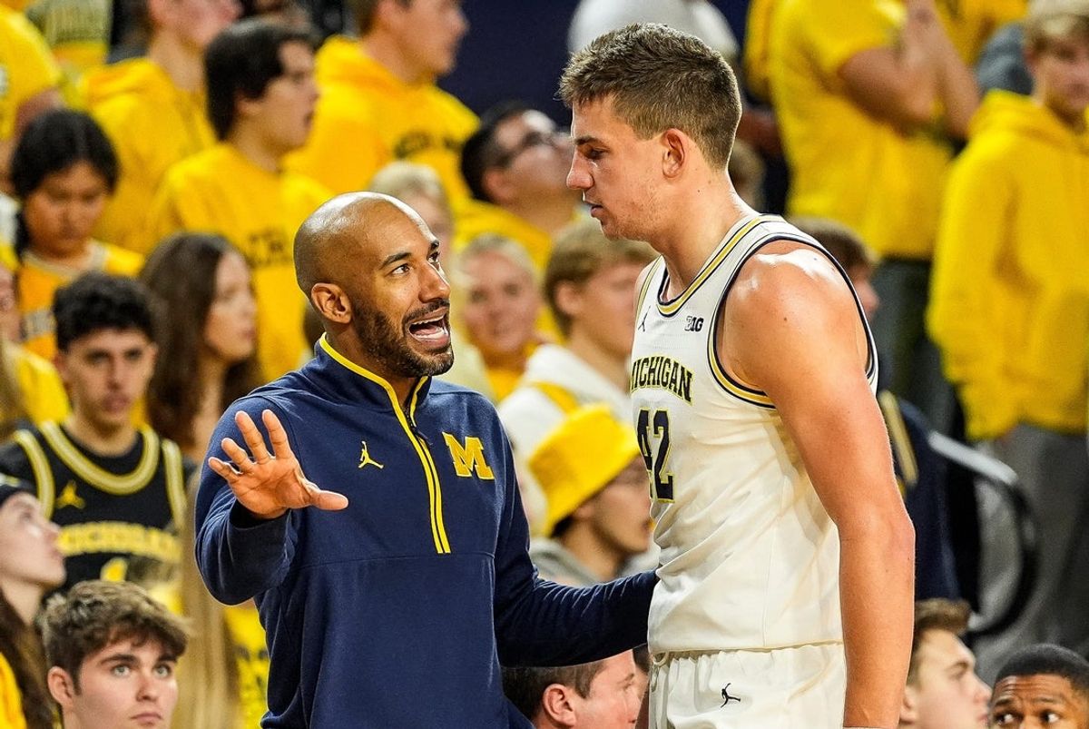Michigan forward Will Tschetter (42) talks to assistant coach Justin Joyner during the second half against Washington at Crisler Center in Ann Arbor on Sunday, Jan. 12, 2025.