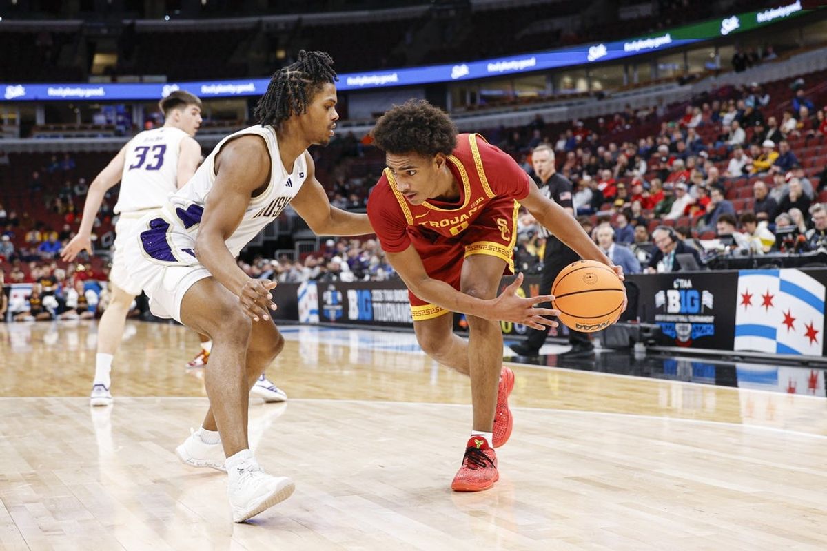 Mar 11, 2026; Chicago, IL, USA; Southern California Trojans guard Alijah Arenas (0) drives to the basket against the Washington Huskies during the first half at United Center. Mandatory Credit: Kamil Krzaczynski-Imagn Images