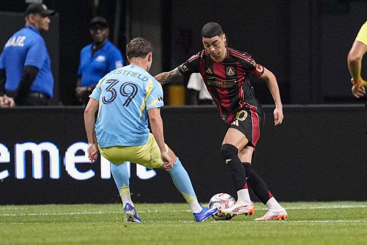 Mar 14, 2026; Atlanta, Georgia, USA; Atlanta United forward Miguel Almiron (10) tries to get past Philadelphia Union defender Frankie Westfield (39) during the first half at Mercedes-Benz Stadium. Mandatory Credit: Dale Zanine-Imagn Images