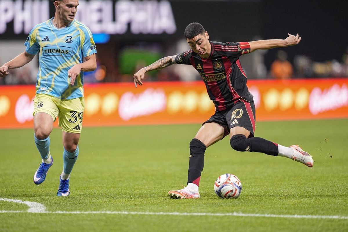 Mar 14, 2026; Atlanta, Georgia, USA; Atlanta United forward Miguel Almiron (10) sets up a goal with a pass to midfielder Alexey Miranchuk (59) (not shown) against the Philadelphia Union during the second half at Mercedes-Benz Stadium. Mandatory Credit: Dale Zanine-Imagn Images