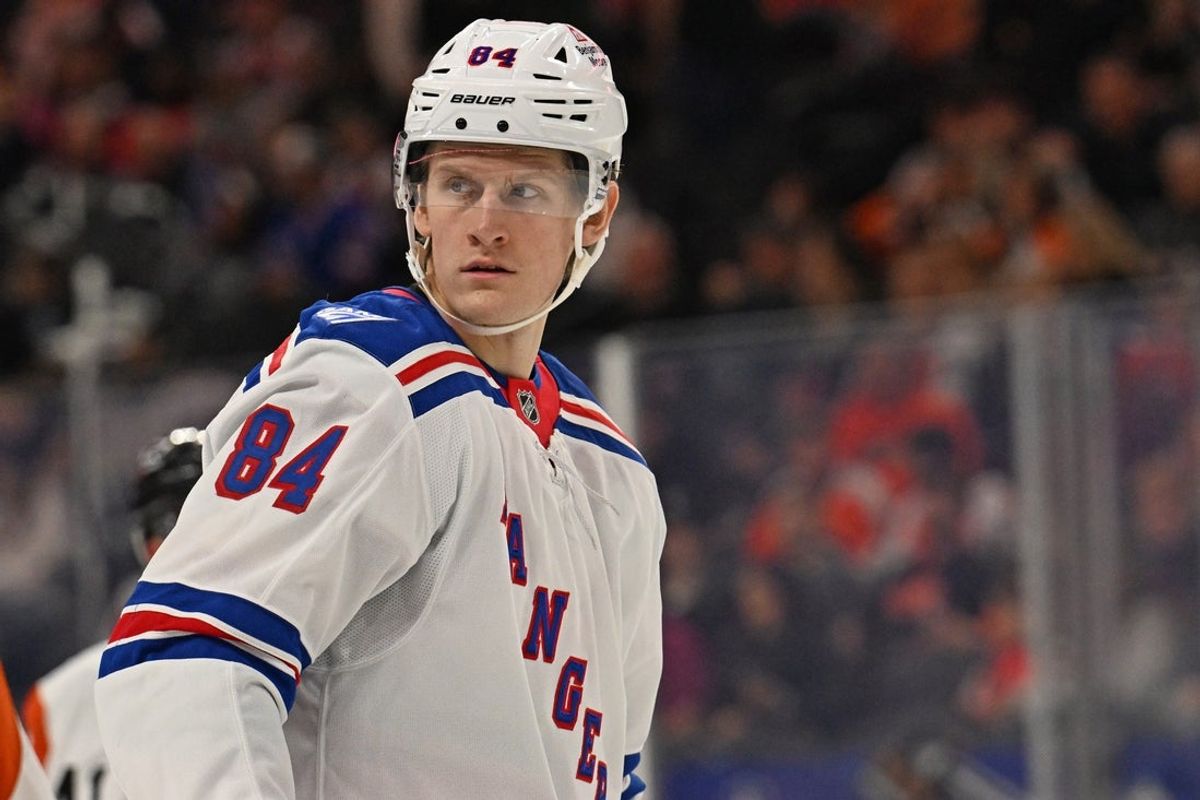 9 de março de 2026; Filadélfia, Pensilvânia, EUA; O centro do New York Rangers, Adam Edstrom (84), contra o Philadelphia Flyers na Xfinity Mobile Arena. Crédito obrigatório: Eric Hartline-Imagn Images