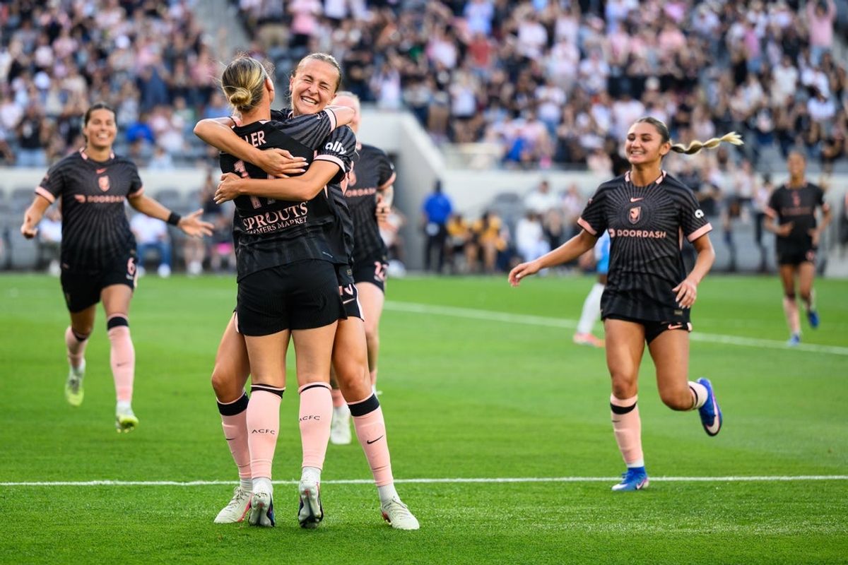 Mar 15, 2026; Los Angeles, California, USA; Angel City FC midfielder Evelyn Shores (15), center, is greeted by teammates after scoring during the second half against the Chicago Stars FC at BMO Stadium. Mandatory Credit: William Liang-Imagn Images