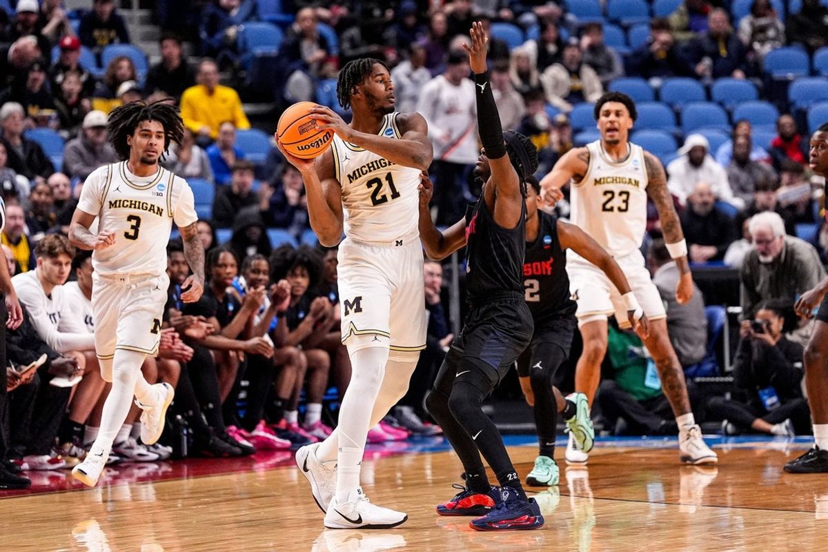Michigan forward Morez Johnson Jr. (21) looks to pass the ball against Howard during the first half of NCAA Tournament First Round at KeyBank Center in Buffalo on Thursday, March 19, 2026.