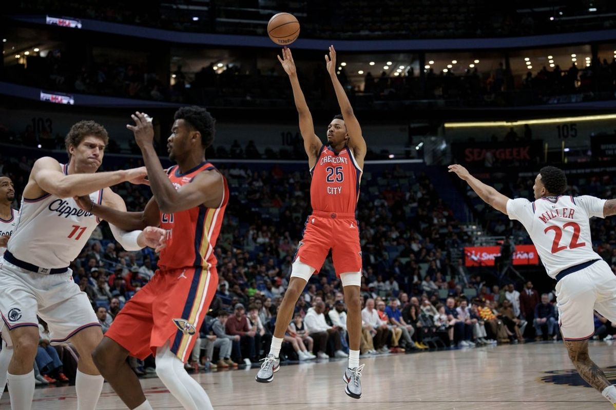 Mar 19, 2026; New Orleans, Louisiana, USA;  New Orleans Pelicans forward Trey Murphy III (25) shoots against LA Clippers guard Jordan Miller (22) during the first half at Smoothie King Center. Mandatory Credit: Matthew Hinton-Imagn Images
