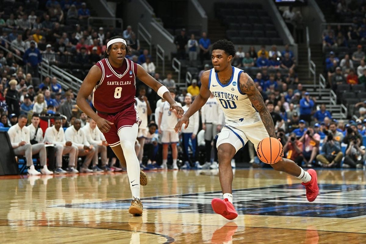 Mar 20, 2026; St. Louis, MO, USA; Kentucky Wildcats guard Otega Oweh (00) dribbles the ball against Santa Clara Broncos forward Elijah Mahi (8) during the first half of a first round game of the men's 2026 NCAA Tournament at Enterprise Center. Mandatory Credit: Jeff Le-Imagn Images