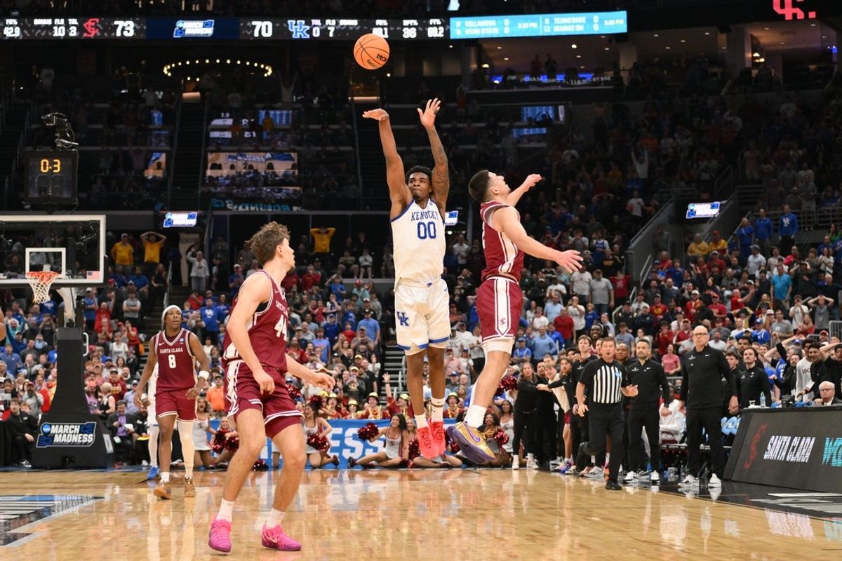 Mar 20, 2026; St. Louis, MO, USA; Kentucky Wildcats guard Otega Oweh (00) shoots a three point basket against Santa Clara Broncos guard Sash Gavalyugov (2) to tie the game as time expires in the second half of a first round game of the men's 2026 NCAA Tournament at Enterprise Center. Mandatory Credit: Jeff Curry-Imagn Images