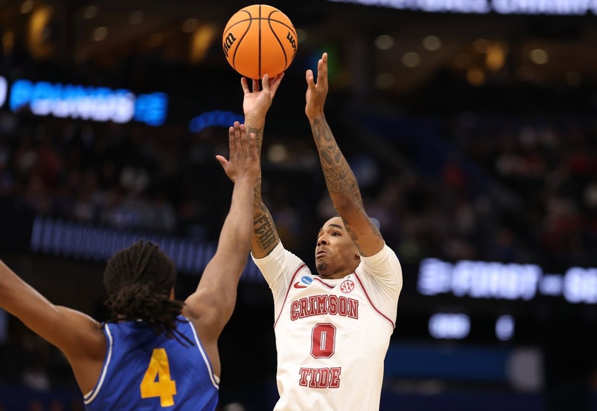 Mar 20, 2026; Tampa, FL, USA; Alabama Crimson Tide guard Labaron Philon (0) shoots against Hofstra Pride forward Joshua Decady (4) in the second half during a first round game of the men's 2026 NCAA Tournament at Benchmark International Arena. Mandatory Credit: Matt Pendleton-Imagn Images
