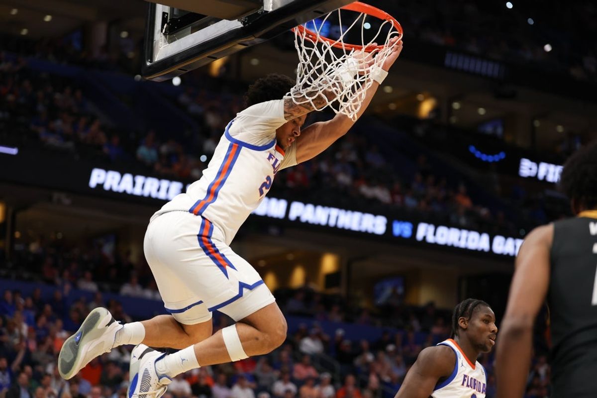 Mar 20, 2026; Tampa, FL, USA; Florida Gators forward/center Alex Condon (21) dunks the ball in the second half against the Prairie View A&M Panthers during a first round game of the men's 2026 NCAA Tournament at Benchmark International Arena. Mandatory Credit: Matt Pendleton-Imagn Images