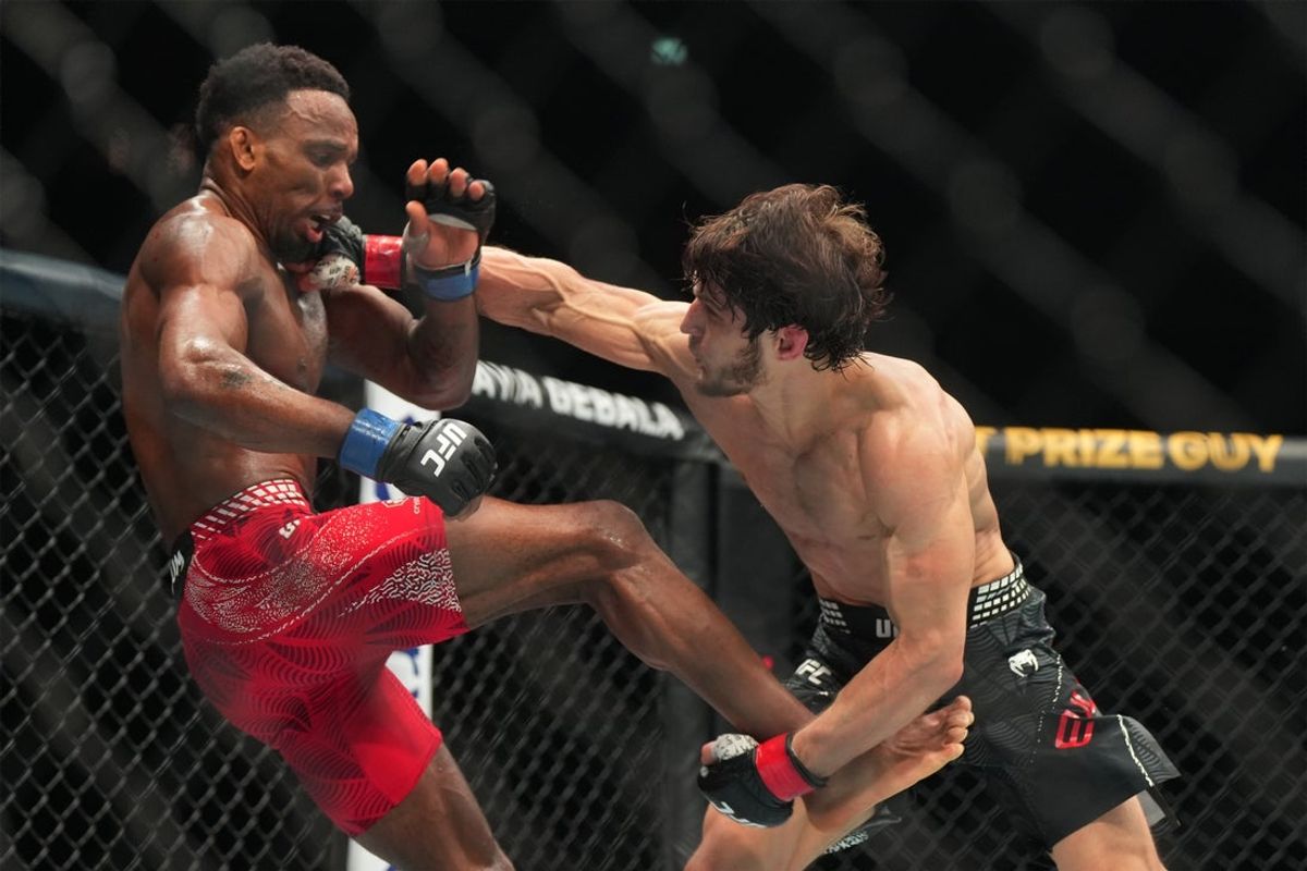 Mar 21, 2026; London,UNITED KINGDOM; Movsar Evloev (red gloves) fights Lerone Murphy (blue gloves) during UFC Fight Night at O2 Arena. Mandatory Credit: Peter van den Berg-Imagn Images