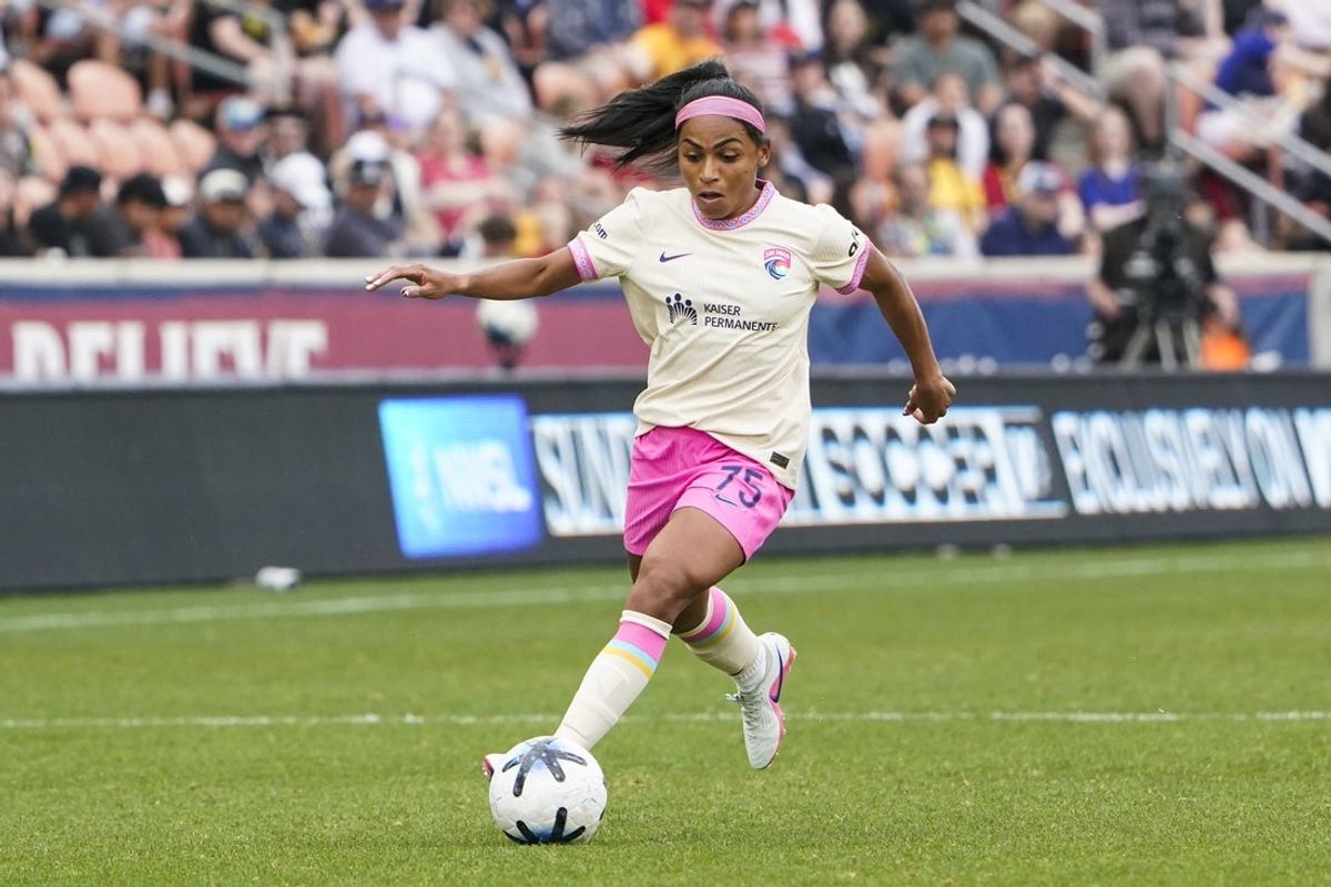 Mar 22, 2026; Sandy, Utah, USA; San Diego Wave FC defender Perle Morroni (75) controls the ball in the first half against Utah Royals  at America First Field. Mandatory Credit: Aaron Baker-Imagn Images