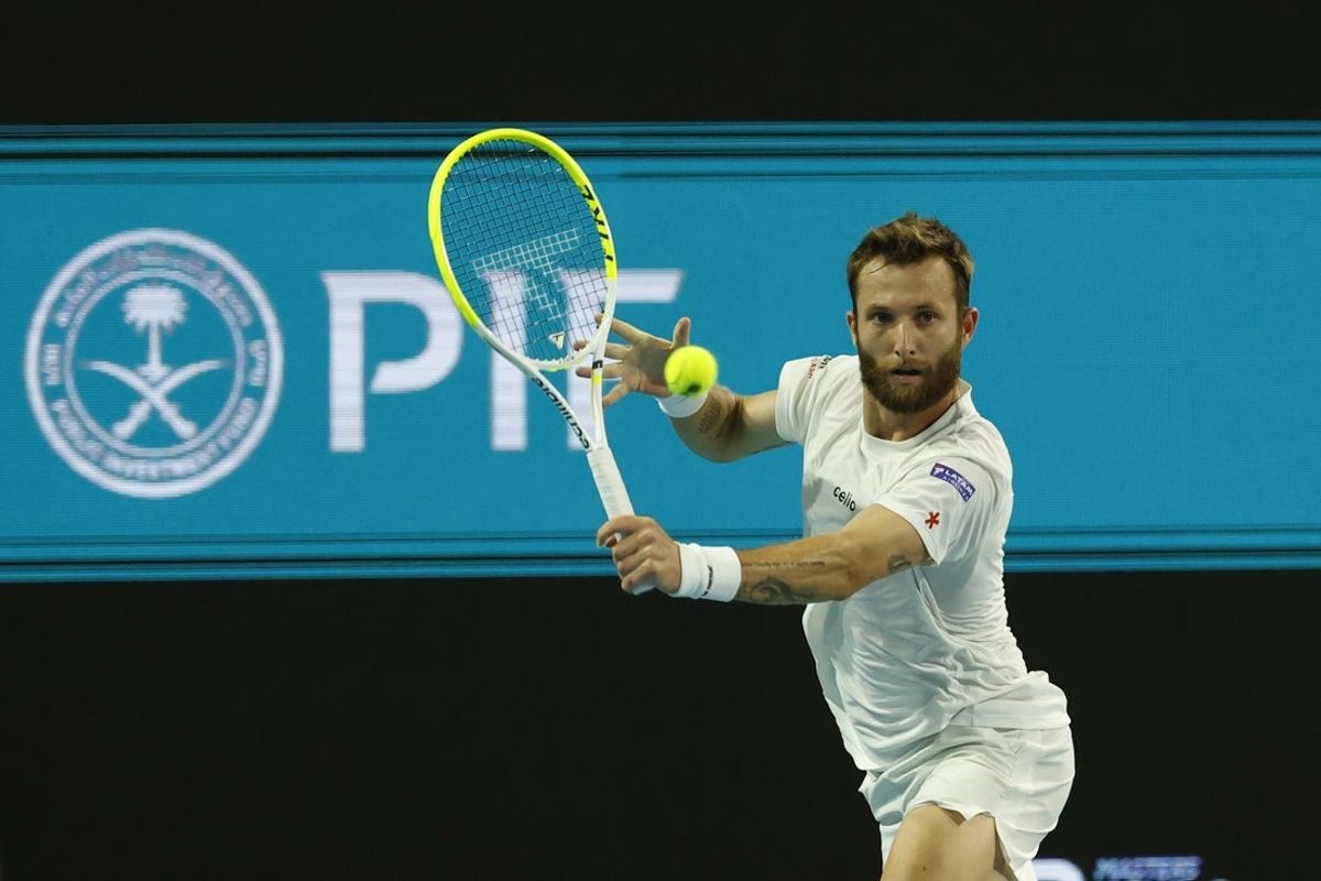 23 de março de 2026; Miami Gardens, Flórida, EUA; Corentin Moutet (FRA) acerta um backhand contra Jannik Sinner (ITA) (não na foto) no dia 7 do 2026 Miami Open no Hard Rock Stadium. Crédito obrigatório: Geoff Burke-Imagn Images