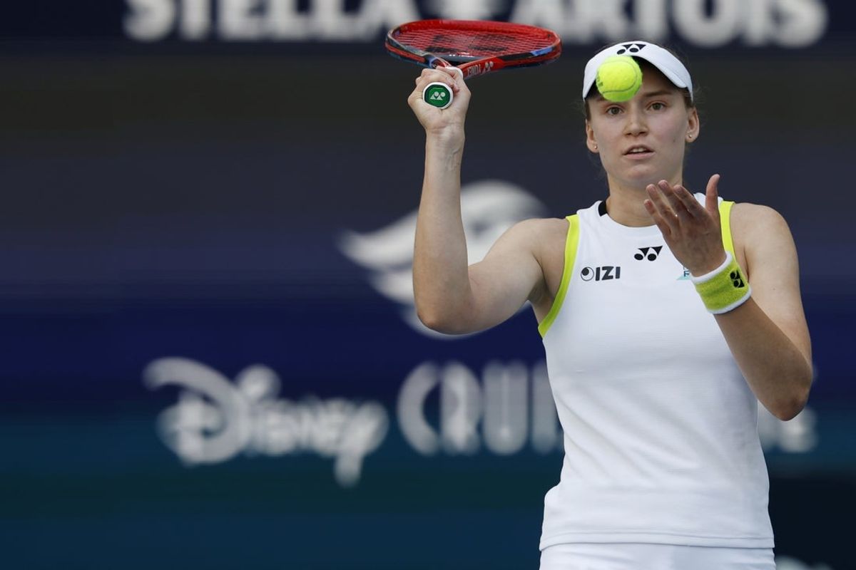 25 de março de 2026; Miami Gardens, Flórida, EUA; Elena Rybakina (KAZ) acerta uma bola após vencer o jogo contra Jessica Pegula (EUA) (não na foto) no nono dia do 2026 Miami Open no Hard Rock Stadium. Crédito obrigatório: Geoff Burke-Imagn Images