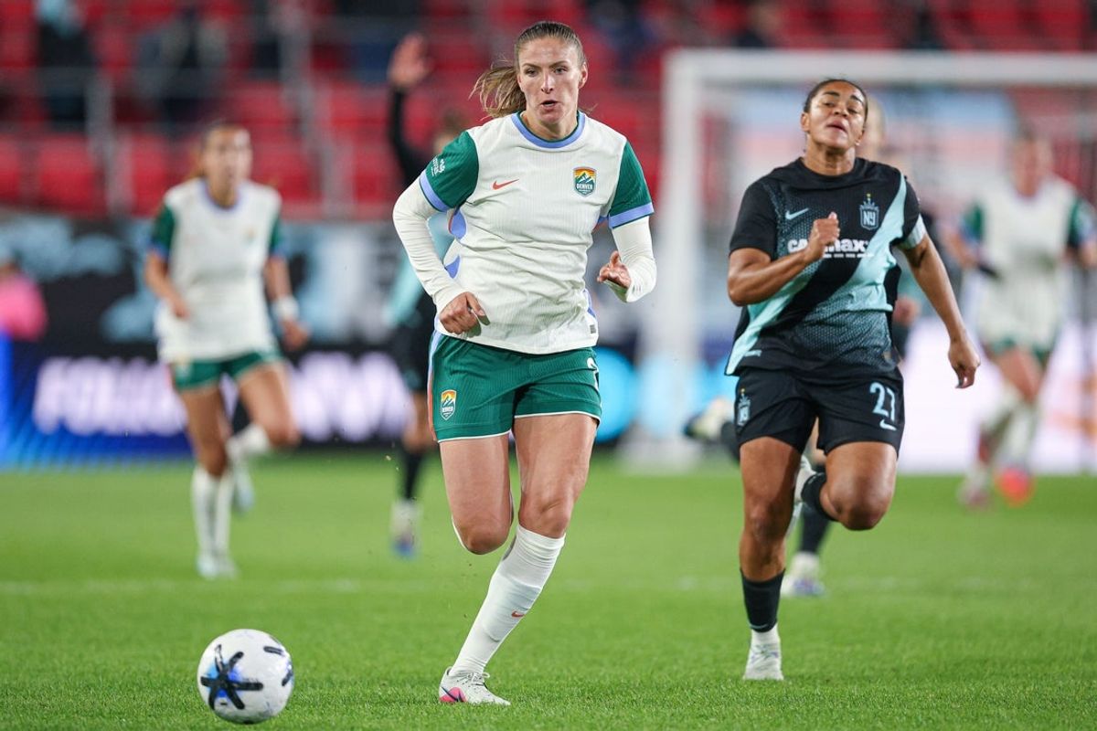 Mar 25, 2026; Harrison, New Jersey, USA; Denver Summit FC forward Melissa Kossler (25) carries the ball up field during the second half against Gotham FC at Sports Illustrated Stadium. Mandatory Credit: Vincent Carchietta-Imagn Images
