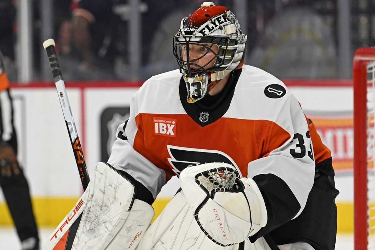 26 de março de 2026; Filadélfia, Pensilvânia, EUA; O goleiro do Philadelphia Flyers, Samuel Ersson (33), contra o Chicago Blackhawks durante o segundo período na Xfinity Mobile Arena. Crédito obrigatório: Eric Hartline-Imagn Images