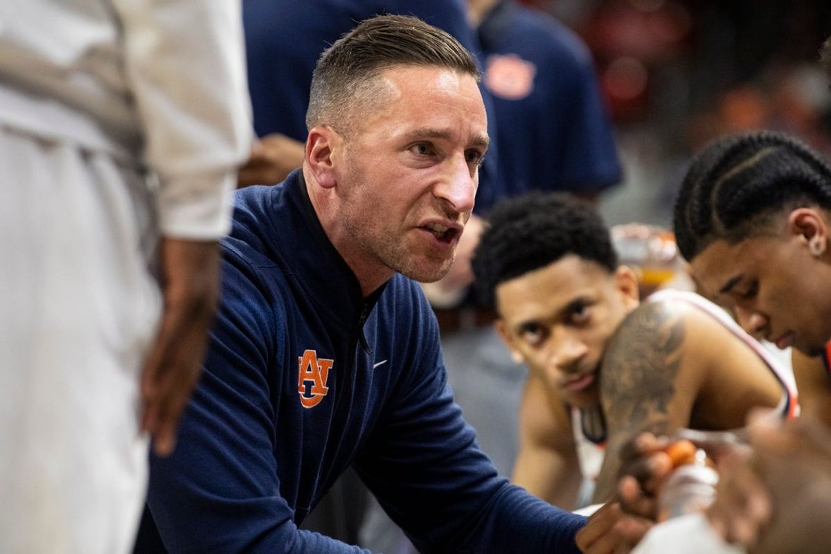 O técnico principal do Auburn Tigers, Steven Pearl, fala com sua equipe durante um intervalo enquanto Auburn Tigers enfrenta Texas A&M Aggies na Neville Arena em Auburn, Alabama, na terça-feira, 6 de janeiro de 2026. Texas A&M Aggies derrotou Auburn Tigers por 90-88.