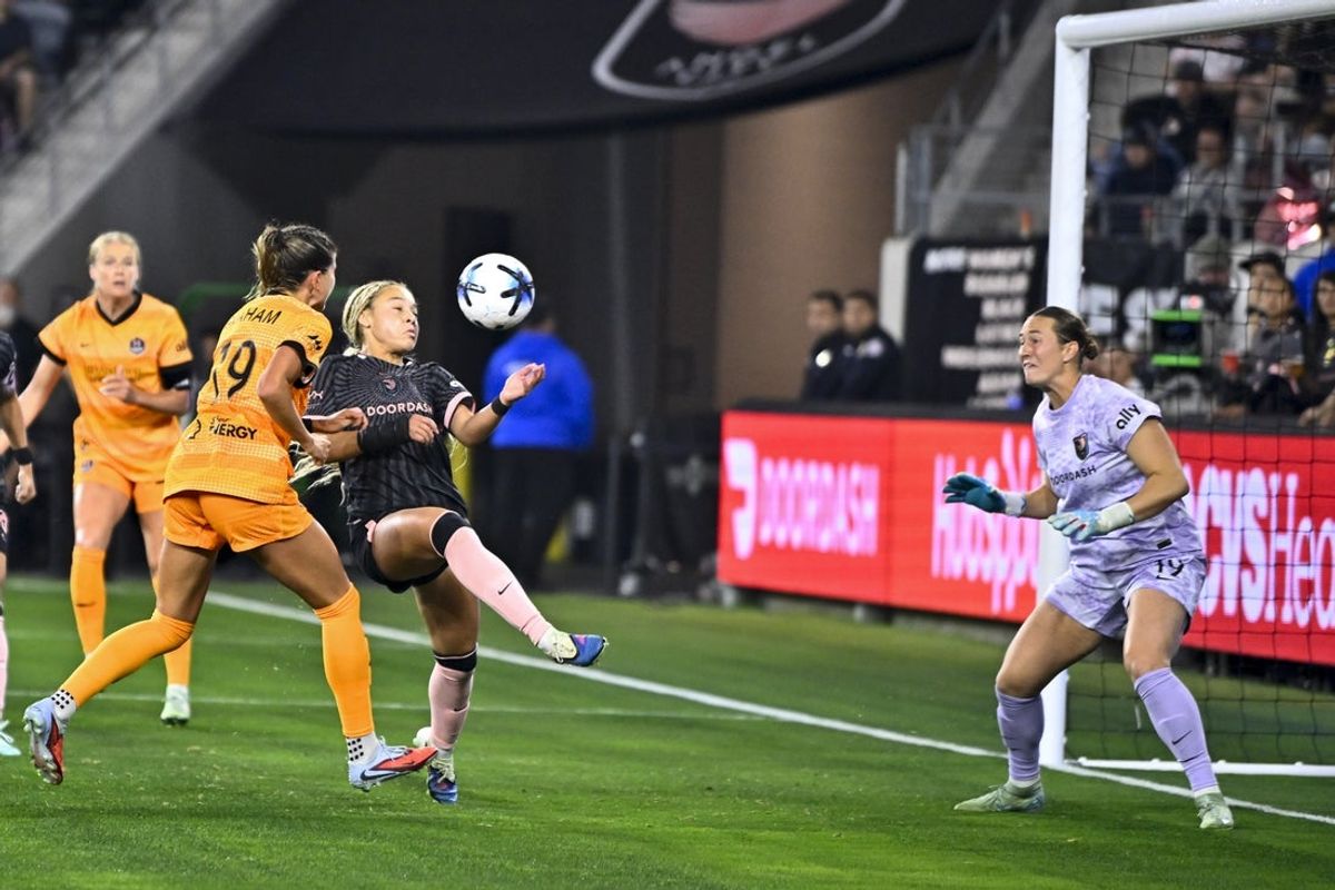 Mar 27, 2026; Los Angeles, California, USA; Houston Dash midfielder Maggie Graham (19) heads the ball past Angel City FC defender Savy King (3) for a goal during the first half at BMO Stadium. Mandatory Credit: Kelvin Kuo-Imagn Images