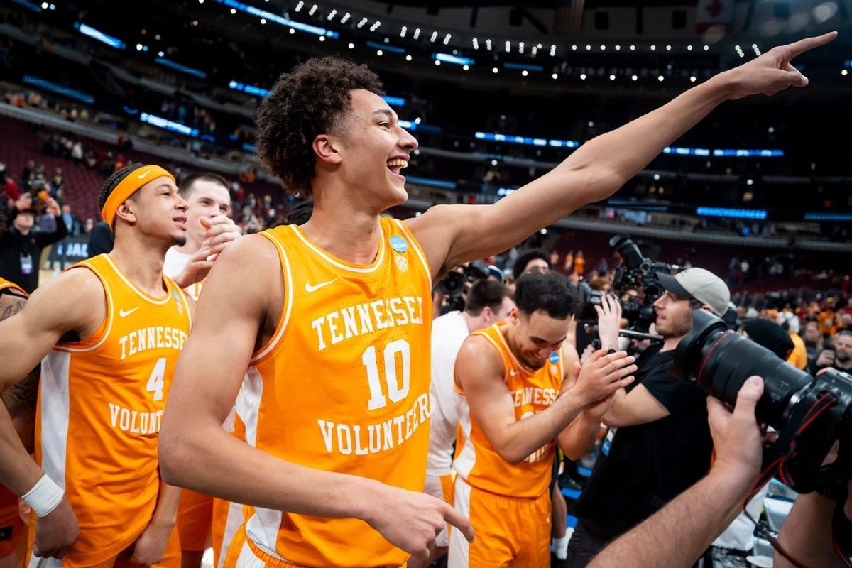 Tennessee forward Nate Ament (10) and his teammates celebrate in front of the Tennessee fan section after Tennessee defeated Iowa State in a NCAA Tournament Sweet 16 game at the United Center in Chicago on March 27, 2026.