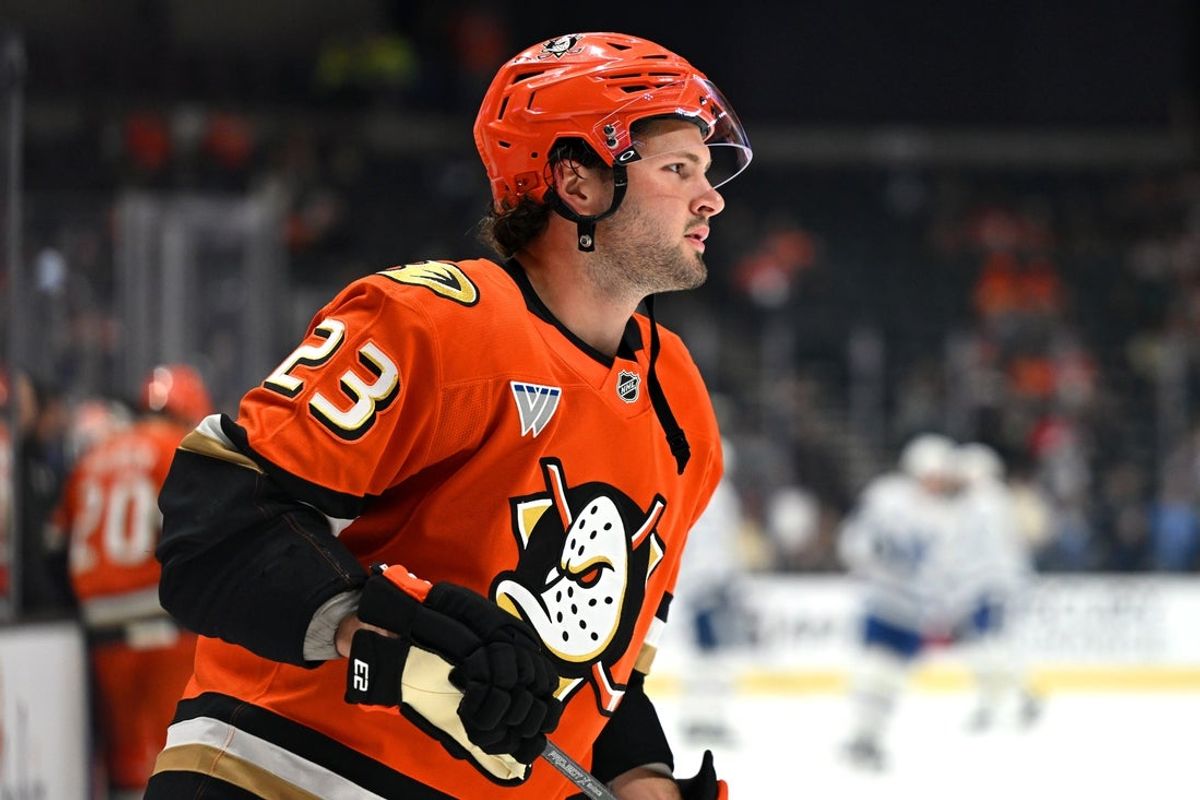 30 de março de 2026; Anaheim, Califórnia, EUA; O pivô do Anaheim Ducks, Mason McTavish (23), se aquece antes do jogo contra o Toronto Maple Leafs no Honda Center. Crédito obrigatório: Griffin Hooper-Imagn Images