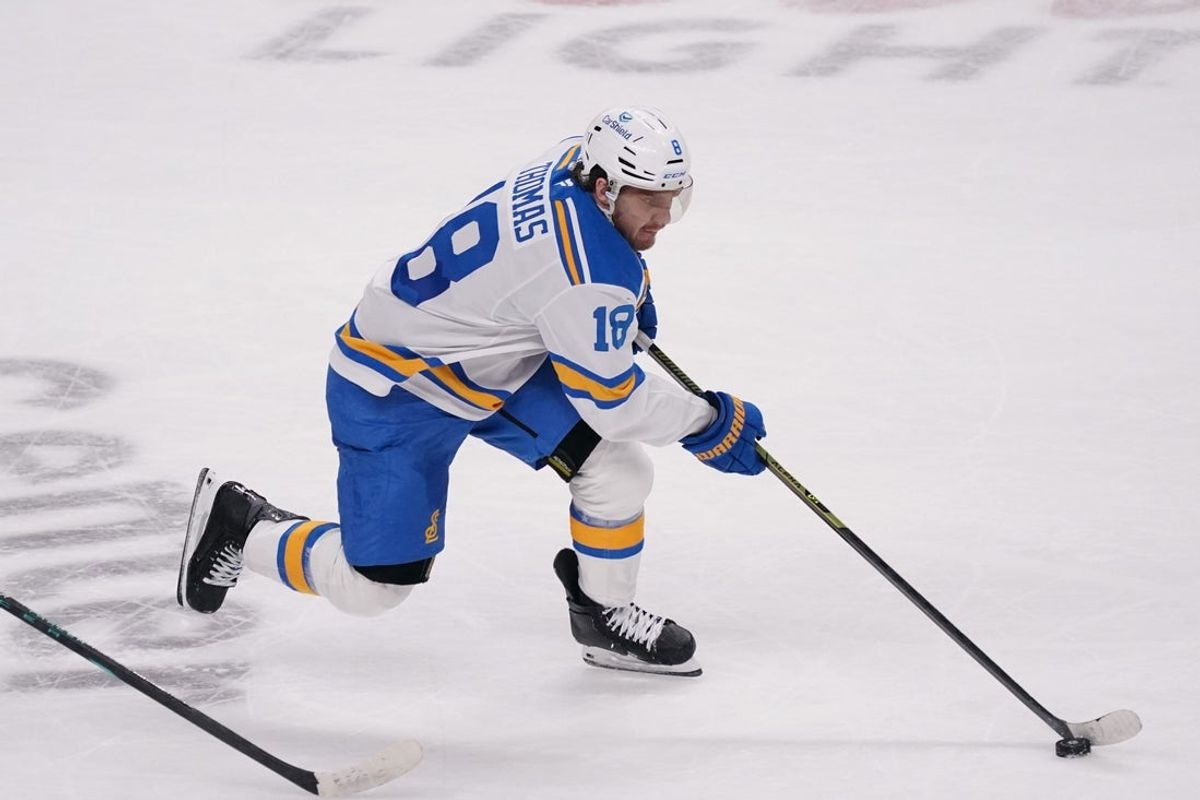 Mar 30, 2026; San Jose, California, USA;  St. Louis Blues center Robert Thomas (18) controls the puck against the San Jose Sharks in the third period at SAP Center at San Jose. Mandatory Credit: David Gonzales-Imagn Images