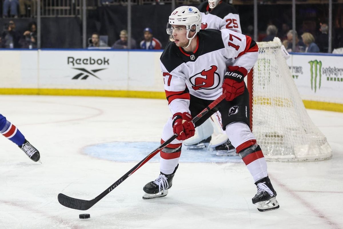31 de março de 2026; Nova Iorque, Nova Iorque, EUA; O defensor do New Jersey Devils, Simon Nemec (17), controla o disco no segundo período contra o New York Rangers no Madison Square Garden. Crédito obrigatório: Wendell Cruz-Imagn Images