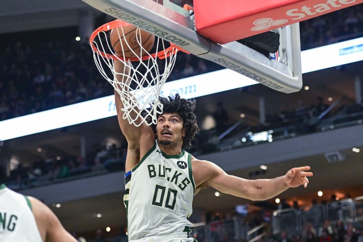Mar 31, 2026; Milwaukee, Wisconsin, USA;  Milwaukee Bucks center Jericho Sims (00) fails to dunk the ball in the second quarter against the Dallas Mavericks at Fiserv Forum. Mandatory Credit: Benny Sieu-Imagn Images