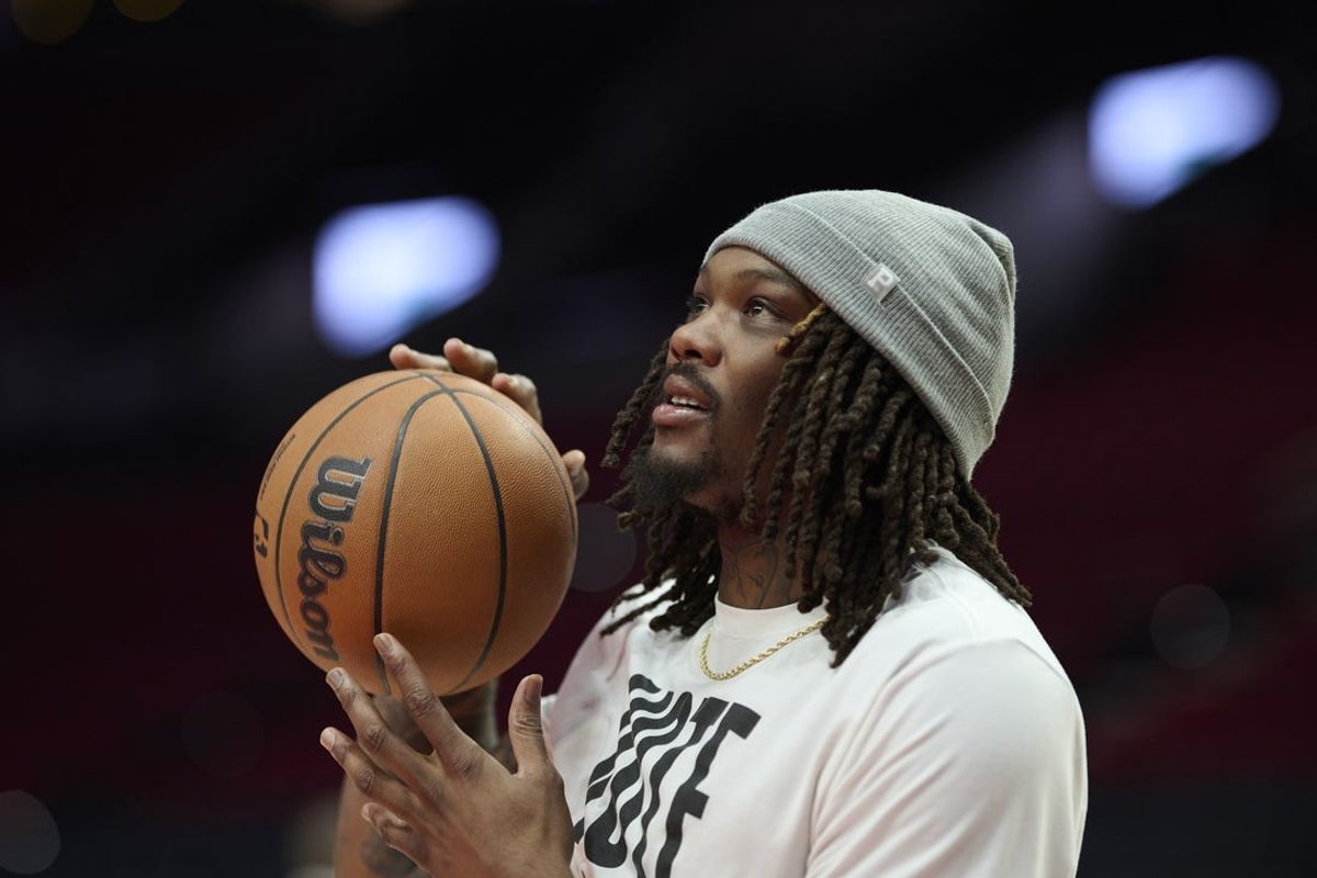 2 de abril de 2026; Portland, Oregon, EUA; O pivô do Portland Trail Blazers, Robert Williams III (35), se aquece antes de um jogo contra o New Orleans Pelicans no Moda Center. Crédito obrigatório: Troy Wayrynen-Imagn Images