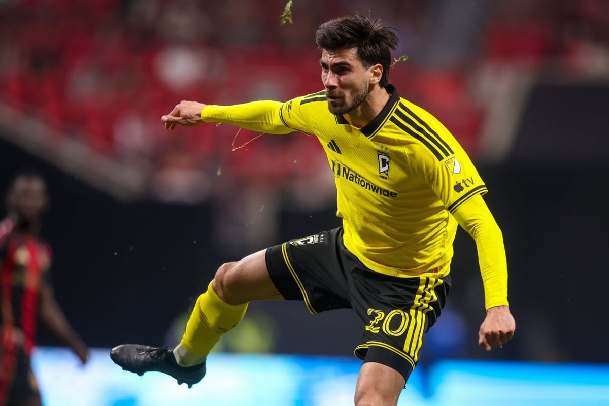 Apr 4, 2026; Atlanta, Georgia, USA; Columbus Crew midfielder Andre Gomes (20) takes a shot on goal against Atlanta United in the first half at Mercedes-Benz Stadium. Mandatory Credit: Brett Davis-Imagn Images