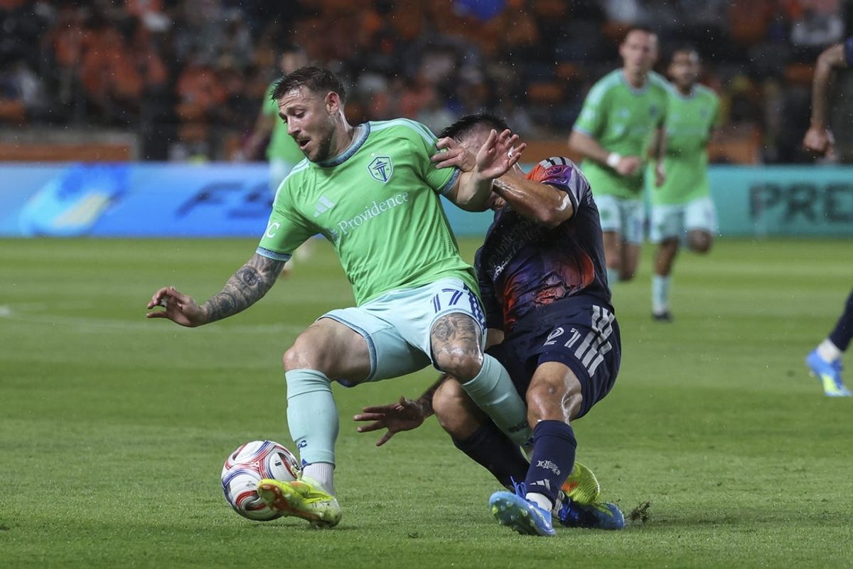 Apr 4, 2026; Houston, Texas, USA; Seattle Sounders FC midfielder Paul Arriola (17) and Houston Dynamo FC defender Franco Negri (21) battle for the ball during the first half at Shell Energy Stadium. Mandatory Credit: Troy Taormina-Imagn Images