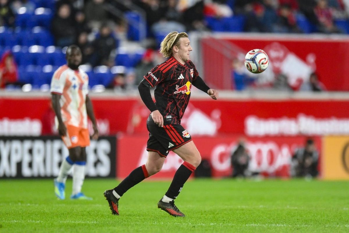 Apr 4, 2026; Harrison, New Jersey, USA; Red Bull New York forward Emil Forsberg (10) tries to gain control of the ball against FC Cincinnati during the second half at Sports Illustrated Stadium. Mandatory Credit: John Jones-Imagn Images