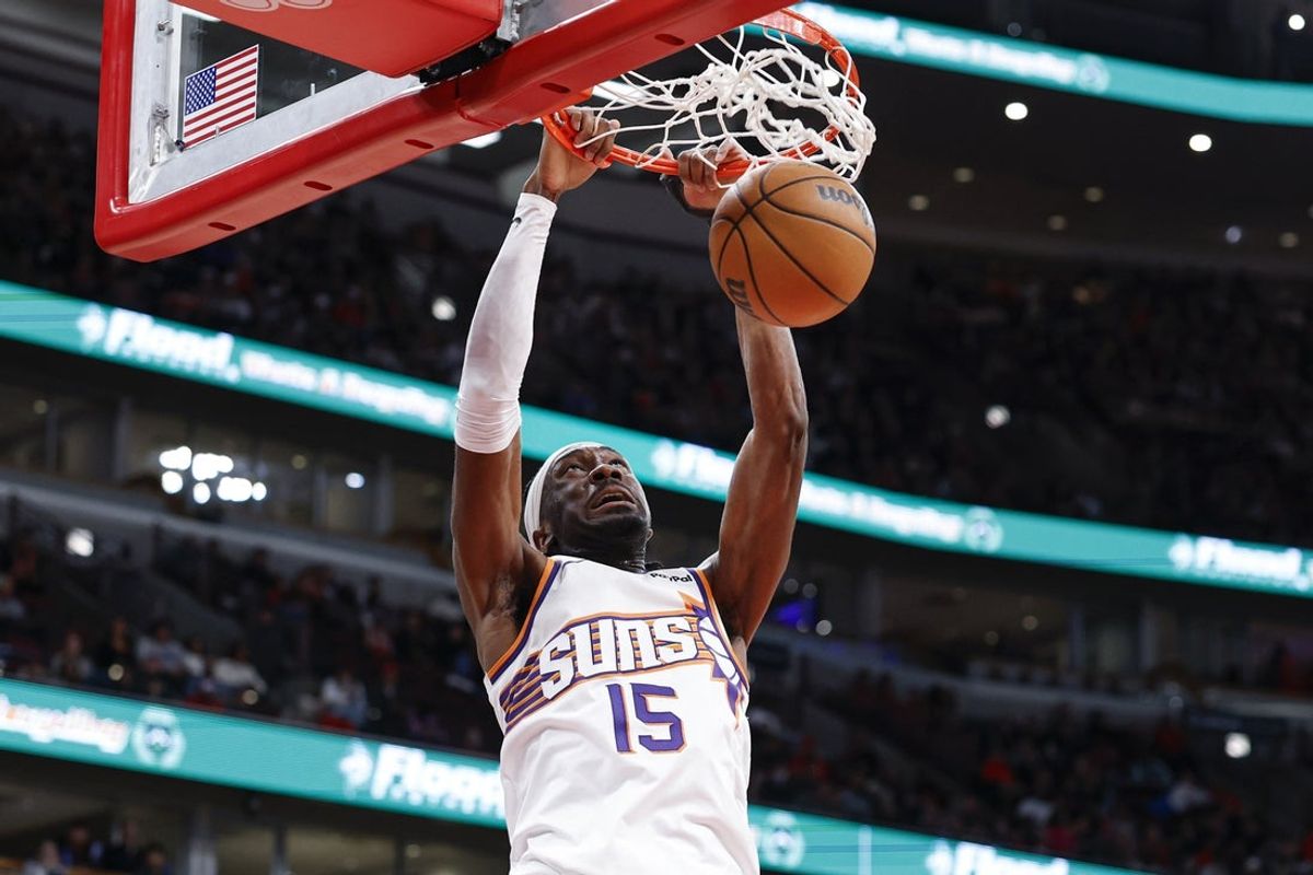 5 de abril de 2026; Chicago, Illinois, EUA; O pivô do Phoenix Suns, Mark Williams (15), marca contra o Chicago Bulls durante o segundo tempo no United Center. Crédito obrigatório: Kamil Krzaczynski-Imagn Images