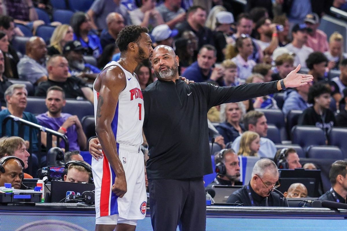 Apr 6, 2026; Orlando, Florida, USA; Detroit Pistons head coach J.B. Bickerstaff talks with forward Paul Reed (7) during the first quarter against the Orlando Magic at Kia Center. Mandatory Credit: Mike Watters-Imagn Images