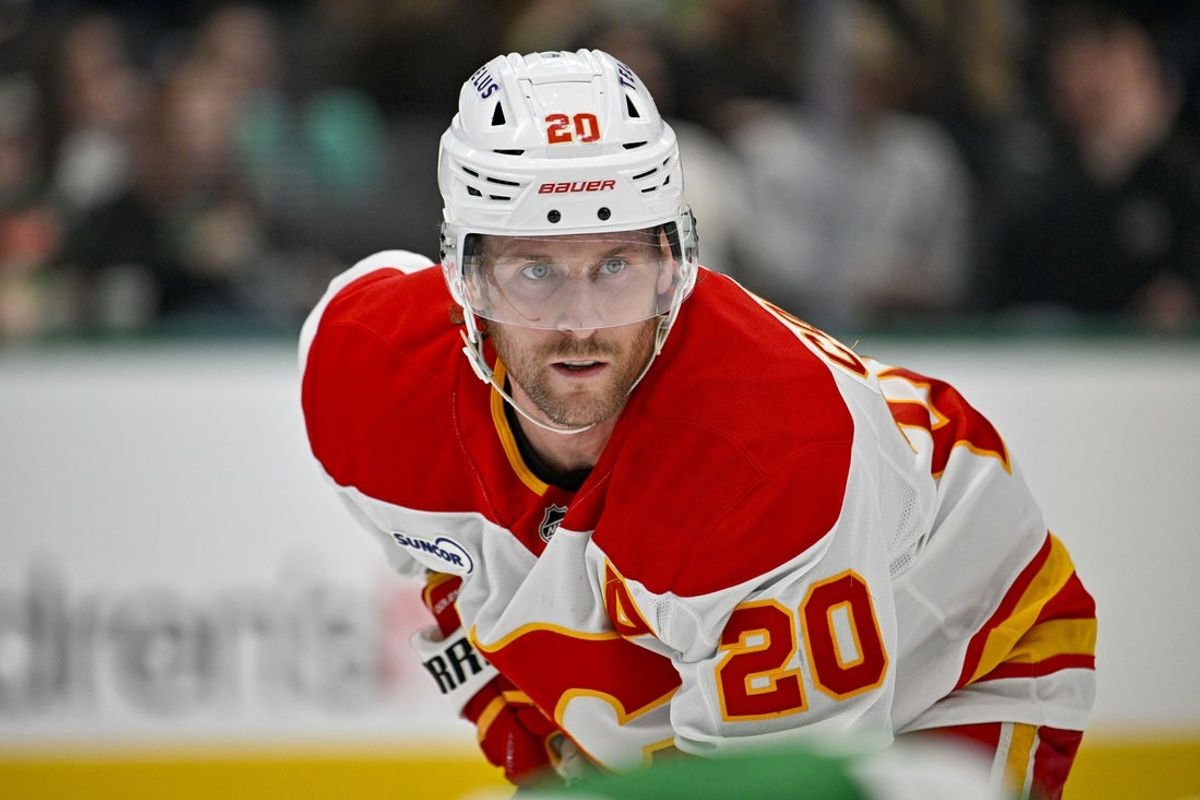 7 de abril de 2026; Dallas, Texas, EUA; O ala esquerdo do Calgary Flames, Blake Coleman (20), assiste durante o primeiro período contra o Dallas Stars no American Airlines Center. Crédito obrigatório: Jerome Miron-Imagn Images